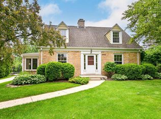 855 E Spooner Rd, Fox Pt, WI 53217