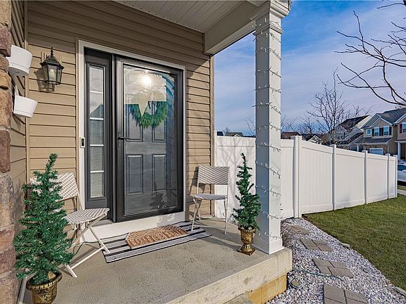 3rd image of 2131 Huntington Ln