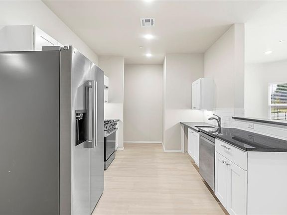 5th image of 220 E Abbot Ln