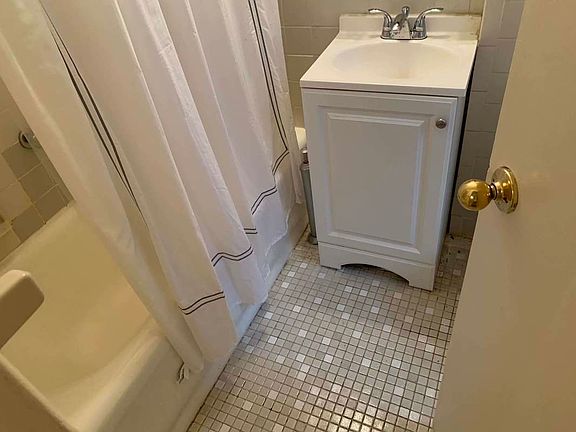 4th image of 111 W 16th St APT 1N