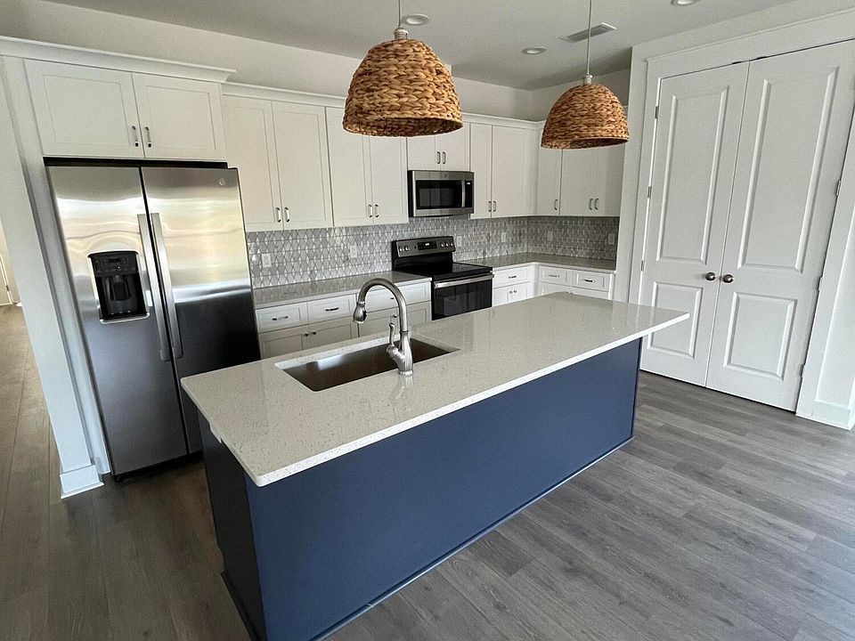 2nd image of 304 Lakeside Dr
