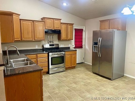 4th image of 101 W Fairlane Ct