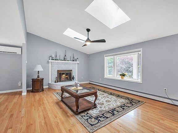 3rd image of 4 Stony Hill Rd