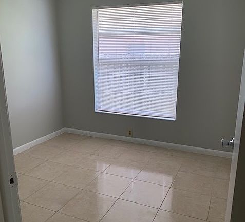 5th image of 7224 N Sterling Ave #A