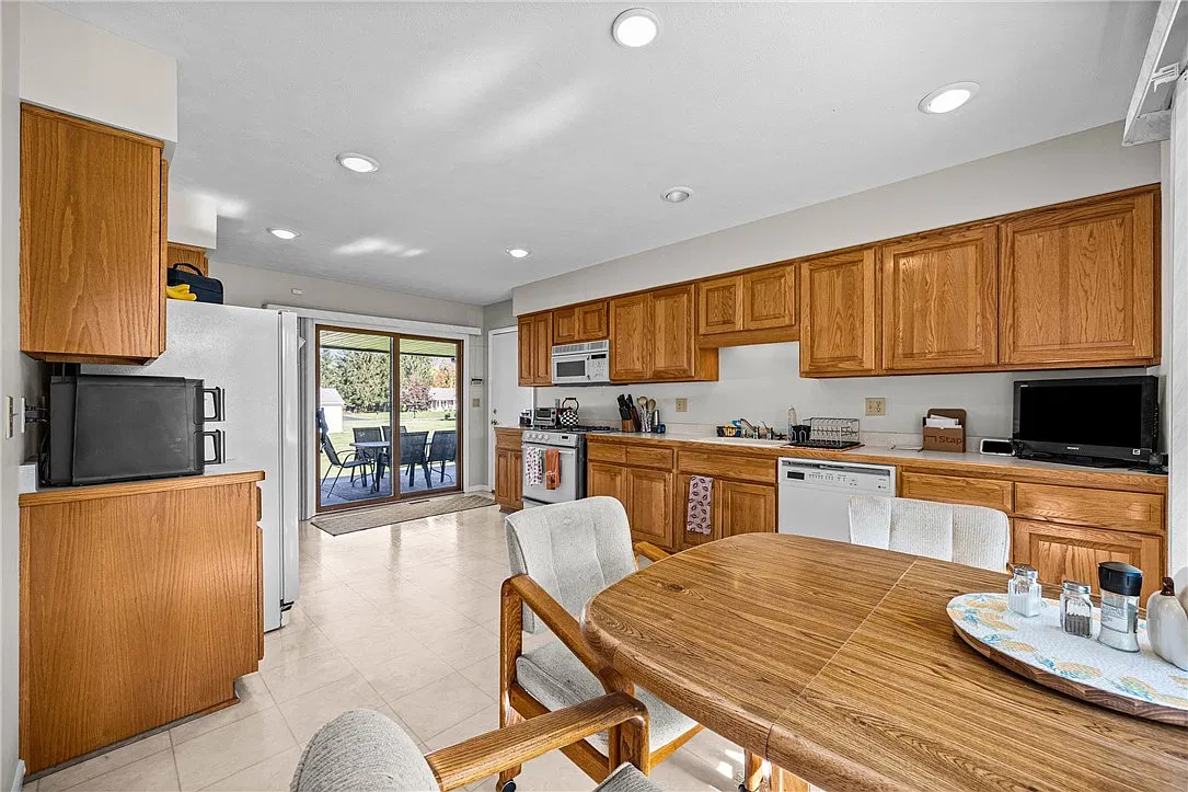 3 bed, 2.0 bath, 1560 sqft, $2,950 — Photo 4