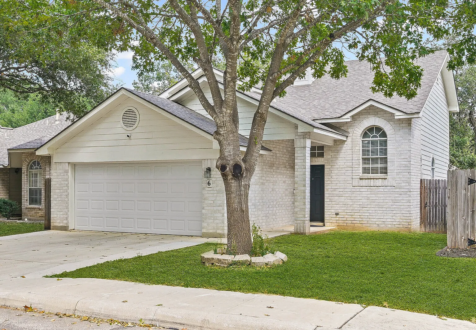 3 bed, 1606 sqft, $3,199 — Photo 2