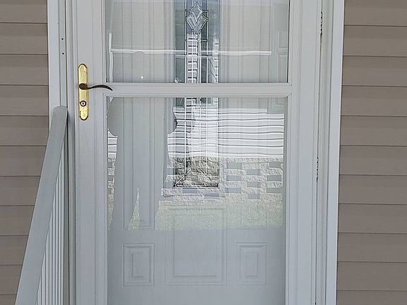 4th image of 293 Charlotte Cir E