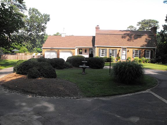 Front of Home w/circular drive & courtyard