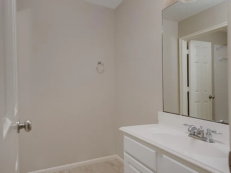 50 E Pipers Green St — Photo 23