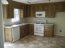 Kitchen New Vinyl floor with New Microwave and Upgraded Appliances!