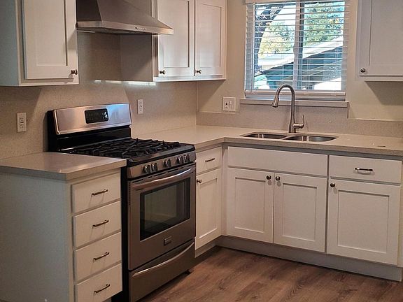 Kitchen with beautiful quartz counter tops.