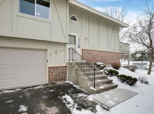 1001 Pontiac Ct, Chanhassen, MN 55317