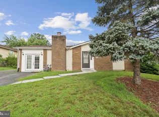 805 N York Rd, Sterling, VA 20164