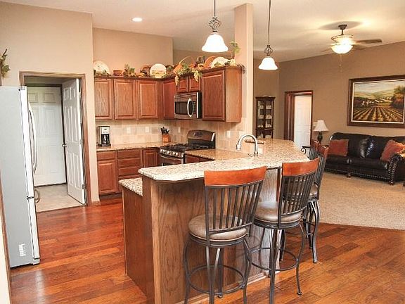 3rd image of 1413 E Summerlyn Dr
