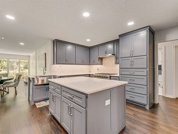 3rd image of 805 Crowley Rd