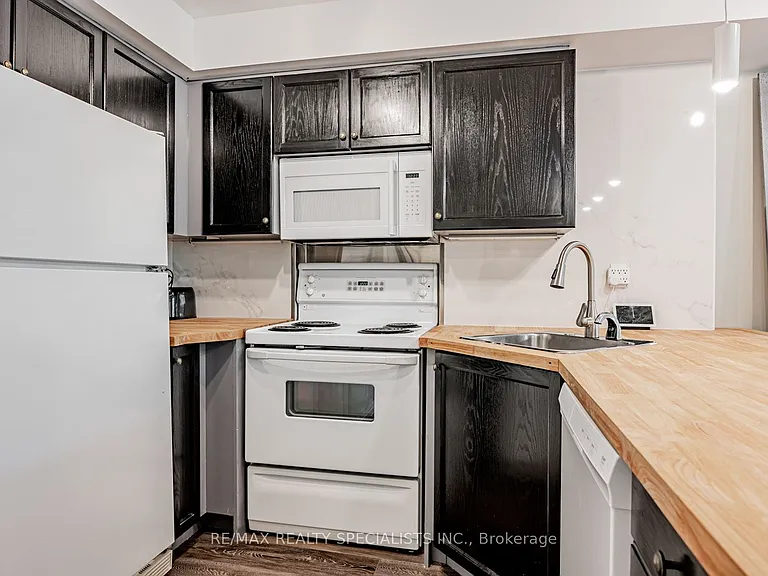 140 Bathurst St #208 — Photo 7