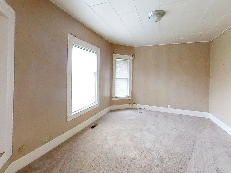 412 Lakeway Dr — Photo 4