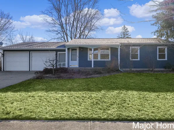 303 Roberta Jayne Dr, Lowell, MI 49331