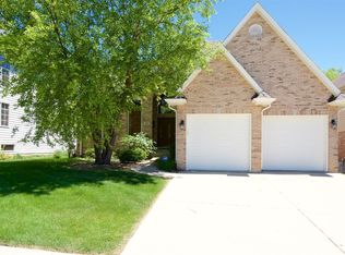 817 Shannon Lake Ct, Westmont, IL 60559