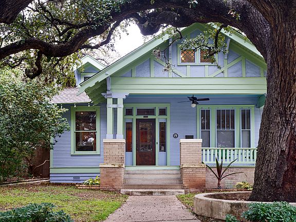 Charming bungalow under a 3 century old Live Oak tree.