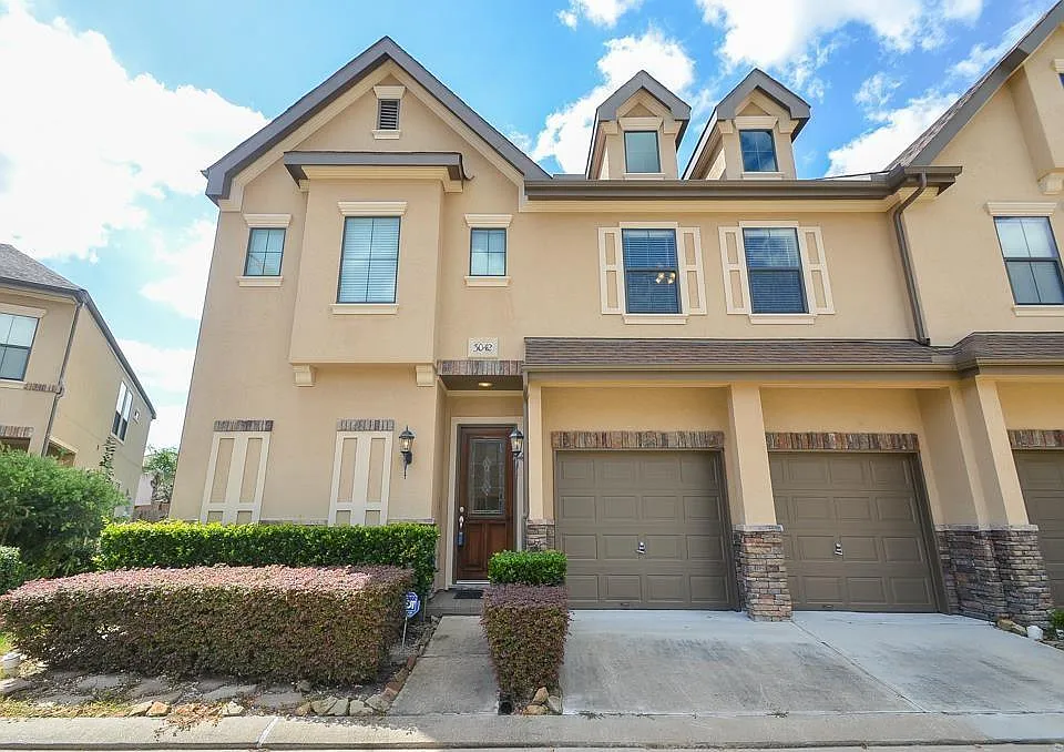 3042 Royal Oaks Crst