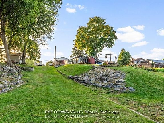 4th image of 44 Lacroix Bay Rd