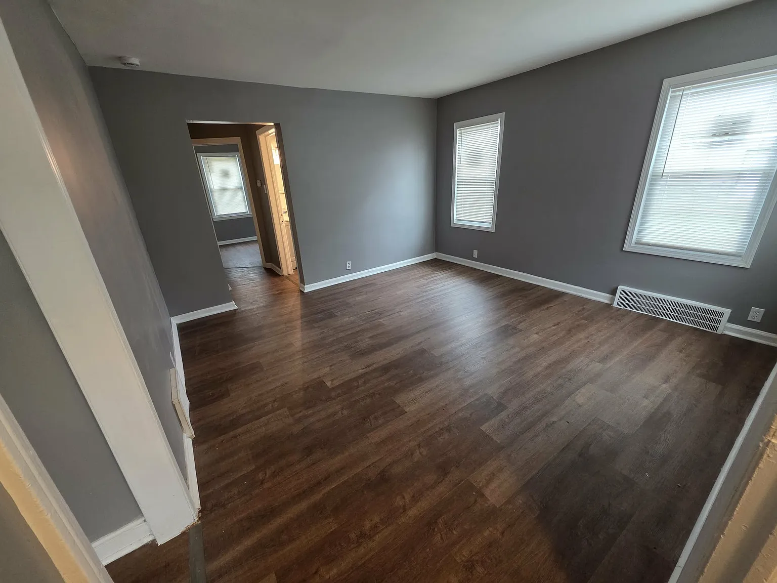 3 bed, 990 sqft, $1,300 — Photo 3