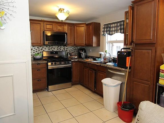 5th image of 186 E Haverhill St