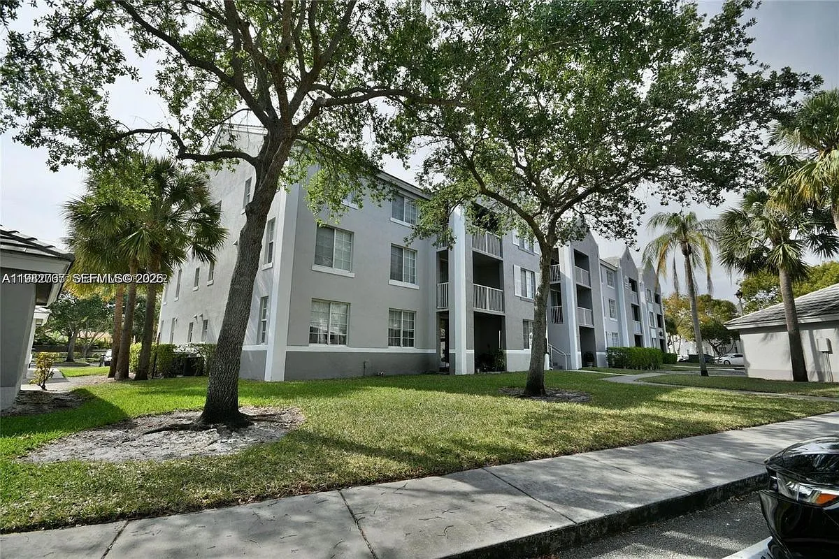 Building Photo - 655 SW 111th Way #105