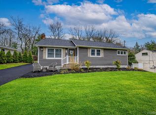 19 Fairview Pl, Hauppauge, NY 11788