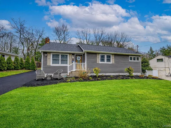 19 Fairview Place, Hauppauge, NY 11788