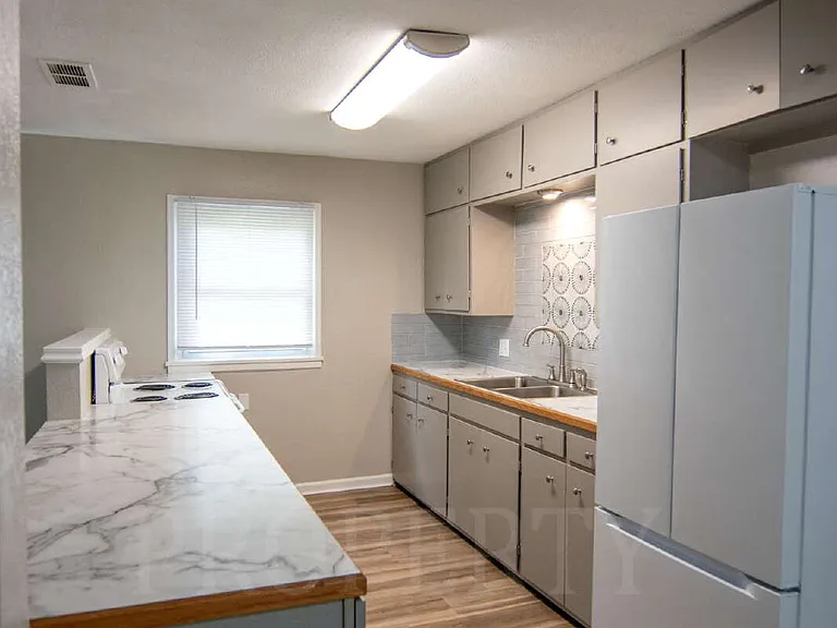 608 Waverly Way — Photo 11
