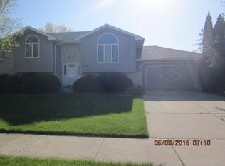 9075 Pineview Ln, Crown Point, IN 46307