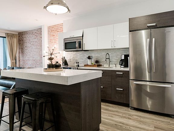 5th image of 932 S Hill St #303