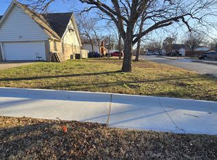 101 W Mistletoe Dr, Kennedale, TX 76060