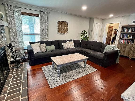 3rd image of 2204 Crestline Dr