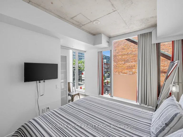 560 King St W #214 — Photo 9