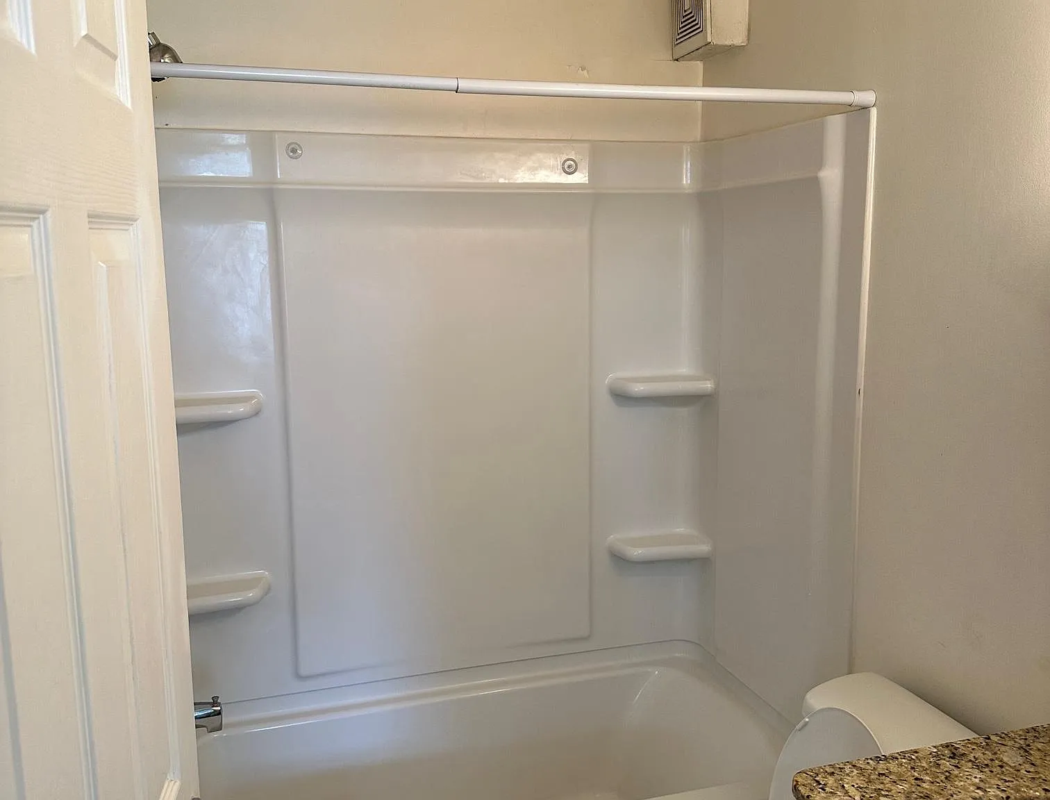1 bed, 987 sqft, $1,150 — Photo 2