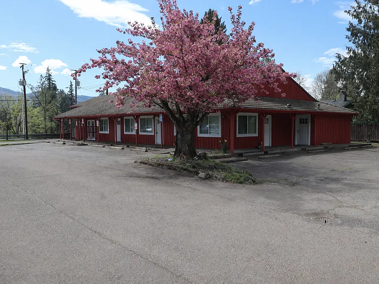 300 NW Santiam Blvd — Photo 9