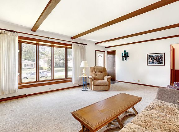 4th image of 136 Rosemont Ave