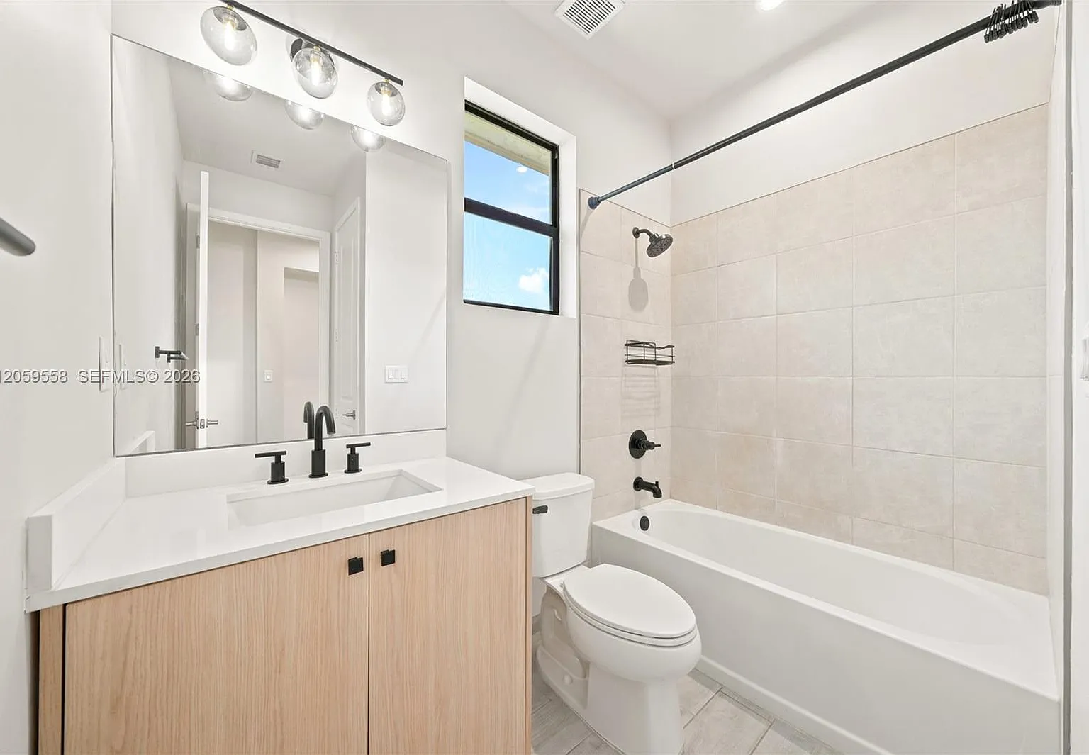 4 bed, 2.5 bath, 1790 sqft, $3,900 — Photo 4