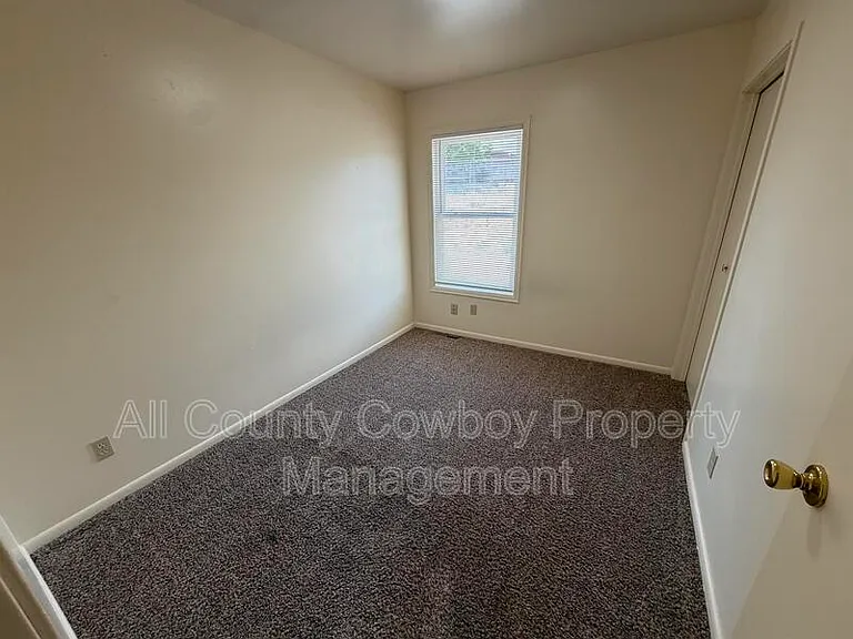 140 S Cribbon Ave — Photo 7