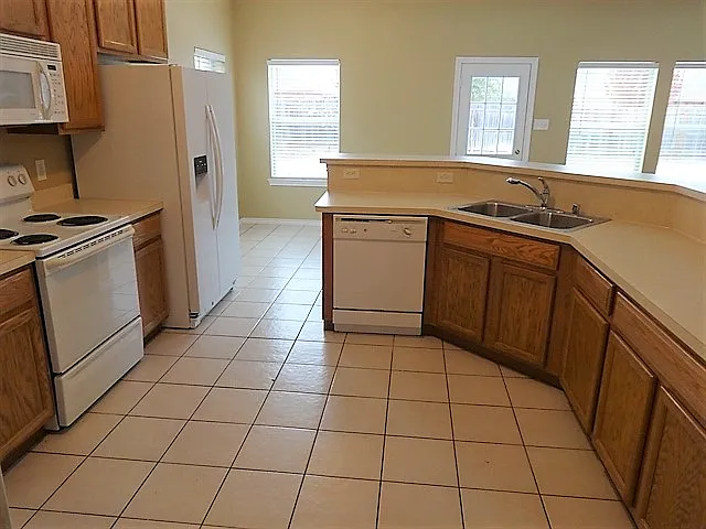 5112 Parkplace Dr — Photo 2