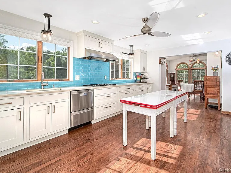 1015 Shore Acres Dr — Photo 3