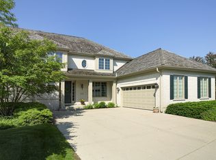 2200 Royal Ridge Dr, Northbrook, IL 60062