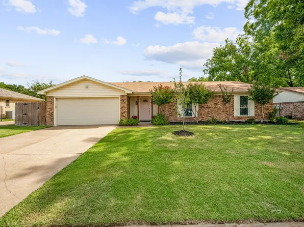 124 Amory Dr, Benbrook, TX 76126