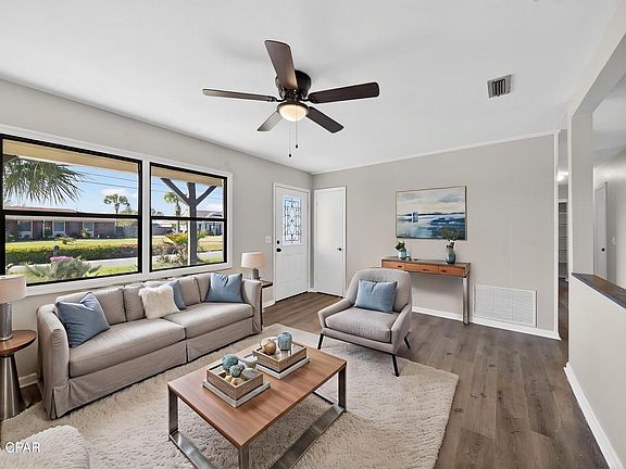 3rd image of 4121 Leslie Ln
