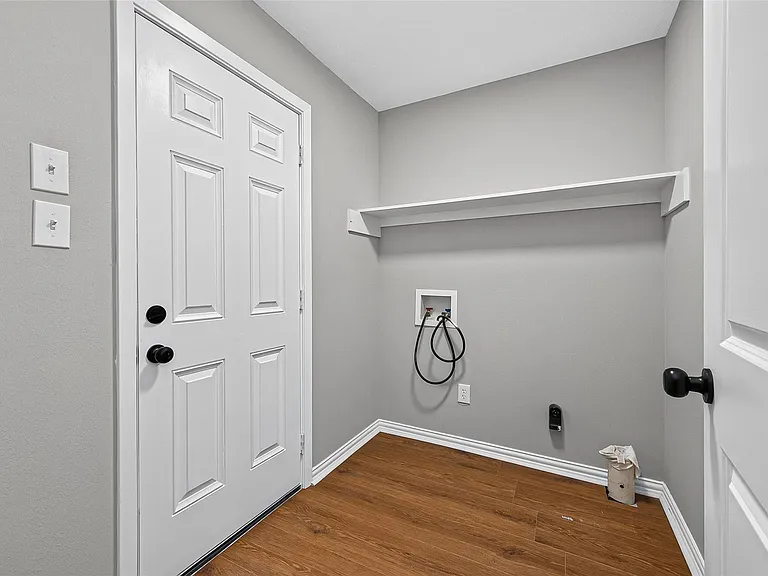 5693 Cessna Dr — Photo 25