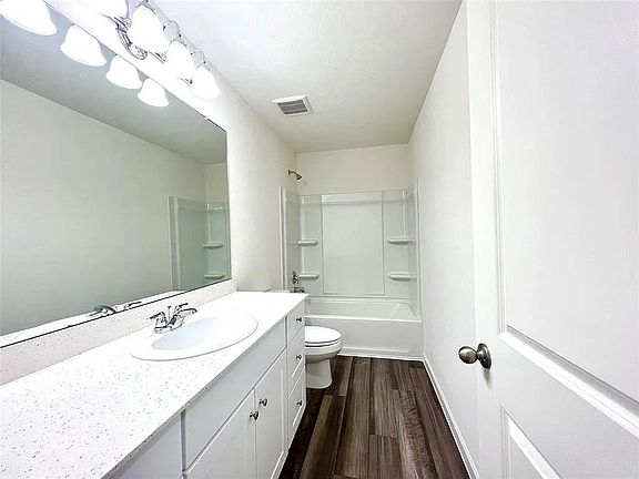 5th image of 1036 Water Oak Ln