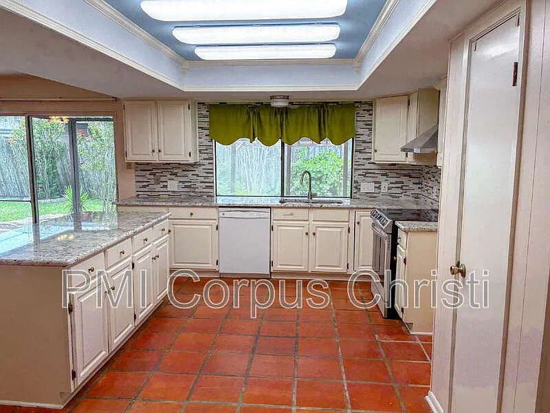 3 bed, 2.0 bath, 2122 sqft, $2,275 — Photo 3